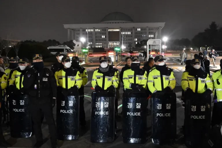 Policja przed wejściem do budynku Zgromadzenia Narodowego [Jung Yeon-je/AFP]