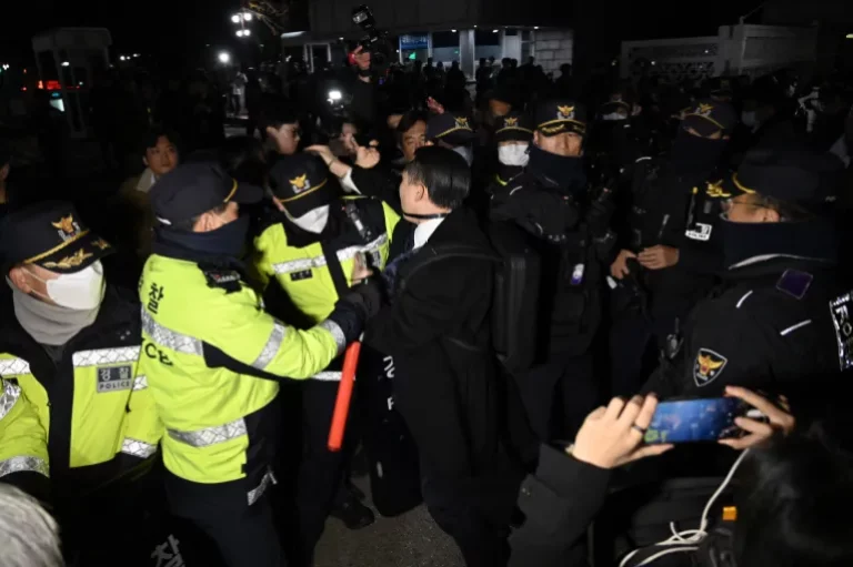 Policja uniemożliwia wejście do Zgromadzenia Narodowego [Jung Yeon-je/AFP]